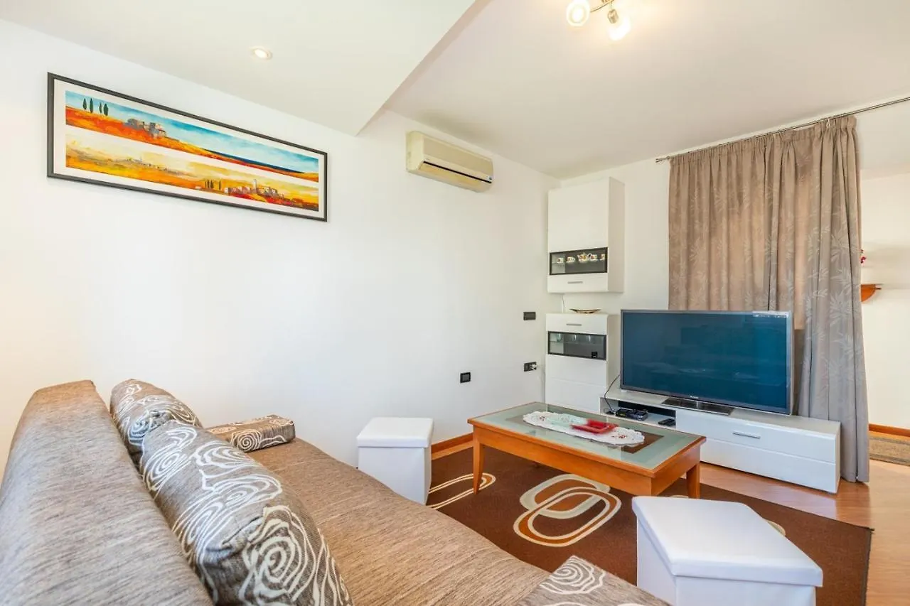 Apartments Ada Near The Sea 포레치